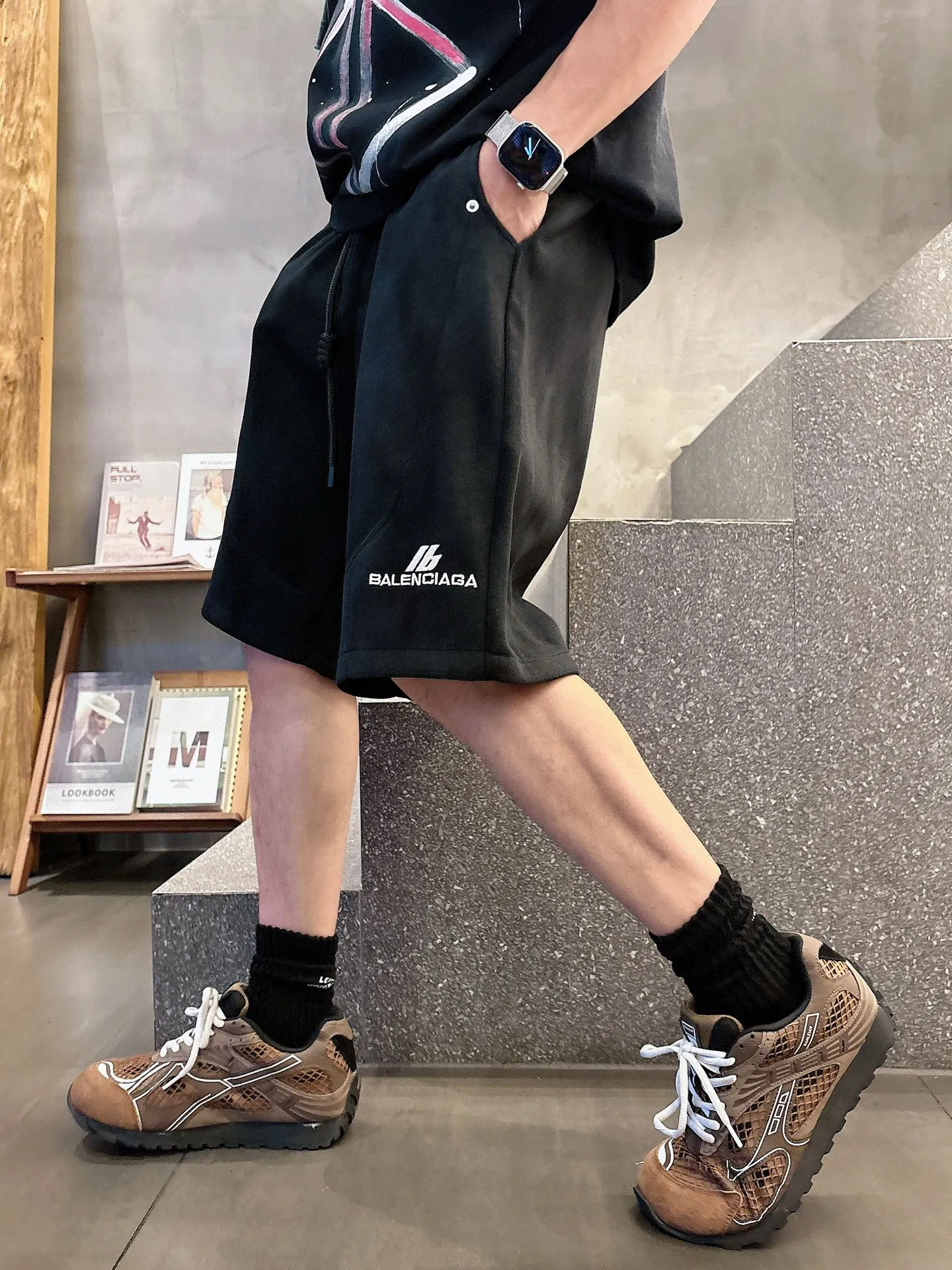 Balenciaga's three-standard complete 2026 summer New Arrival men's casual shorts, advanced custom-made Breathable fabric, Breathable fabric, extremely stretchy and comfortable, impeccable details, top-grade accessories, original logo design concept, delicate and soft feel! The upper body fit is awesome! Size: M-XXXL Please state your height and weight when ordering